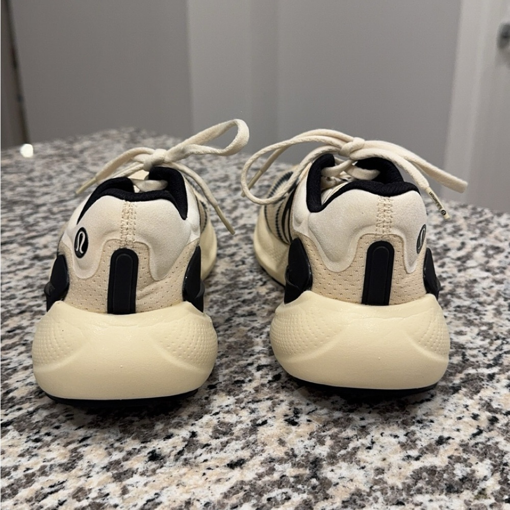 Lululemon Beyondfeel Running Shoe Butter Cream US 7 - Picture 2 of 4